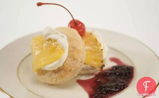 Ananas Mille Sfoglie mit Maraschino Kirschsauce
