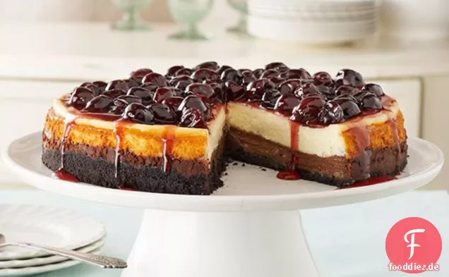 Kirschglasierter Käsekuchen mit schwarzem Boden