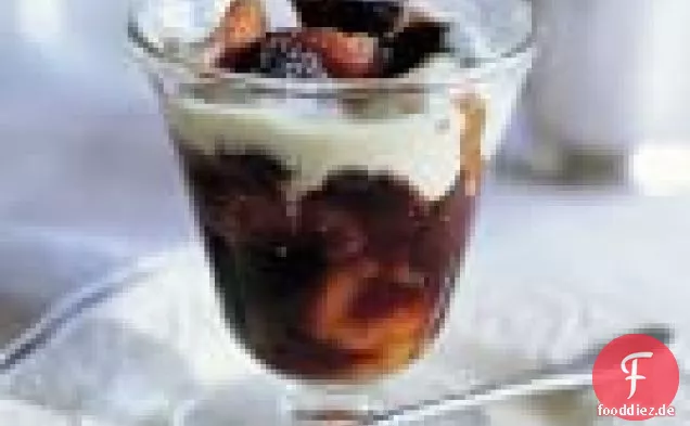 Getrocknete Früchte-Grütze Mit Bourbon Und Crème Anglaise