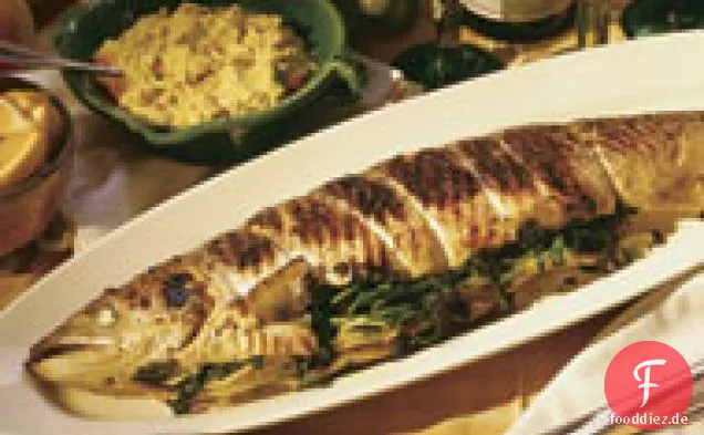 Gegrillter ganzer Lachs mit Aioli mit rotem Pfeffer