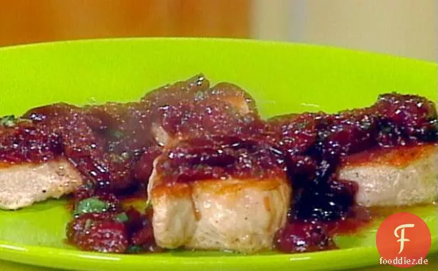 Schweinekoteletts mit kandierter Kirschsauce und Zucchini mit Walnüssen