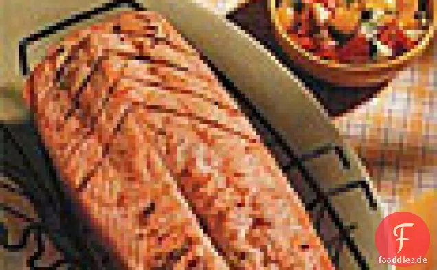 Gegrillter Lachs mit Tomaten, Gurken und Kapern-Salsa