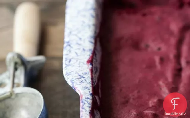 Schwarze Himbeere und Vanilleschote Eis