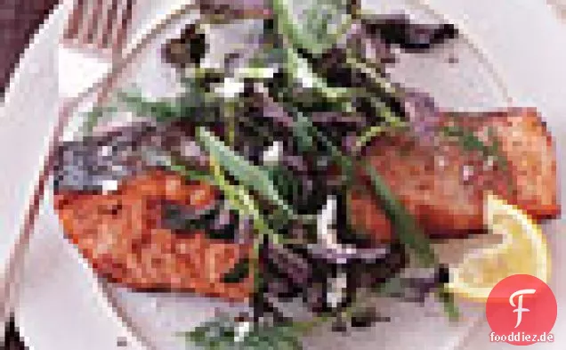 Lachs mit Zitronen-Pfeffer-Sauce und Brunnenkresse-Kräutersalat
