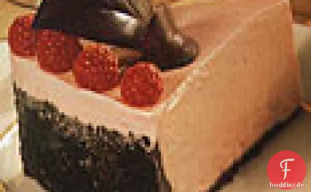 Gefrorene weiße Schokolade und Himbeermousse Torte
