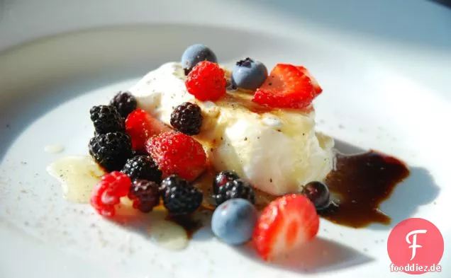 Burrata mit Garten & Waldbeeren, Honig, Balsamico und frischen G