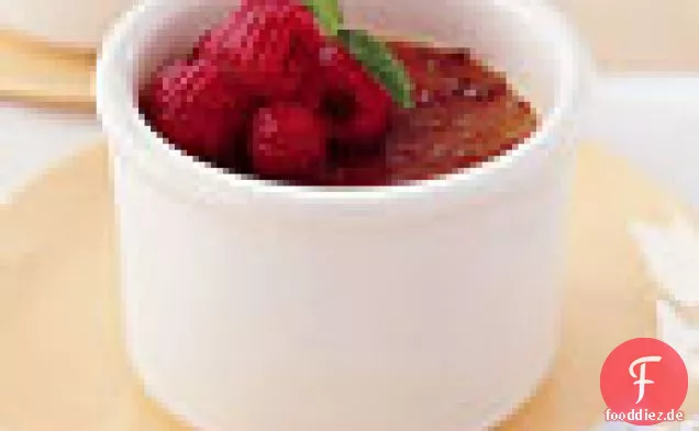 Zitronencreme Brûlée mit frischen Beeren