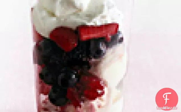 Gemischte Beeren-und Cassis-Eisbecher