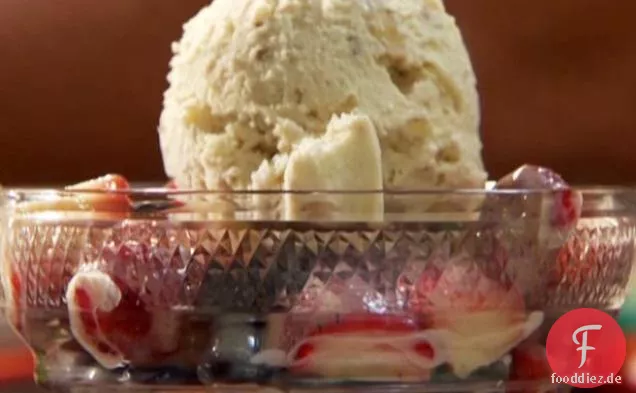 Ahorncreme Beeren und Walnusseis