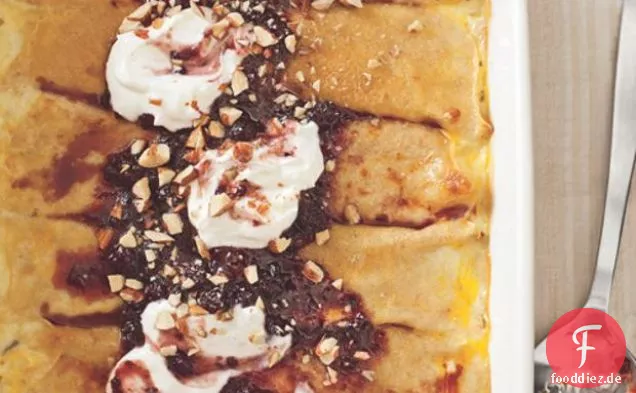 Süße Ricotta-Käse-Crepes mit Früchten