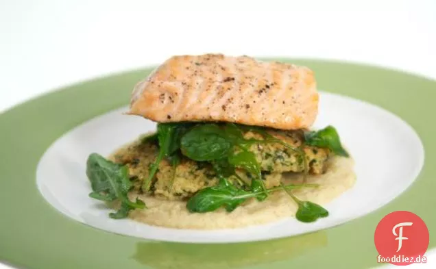 Olivenöl-pochierter Lachs mit Dijon-Apfelmus und Couscous-Kuchen