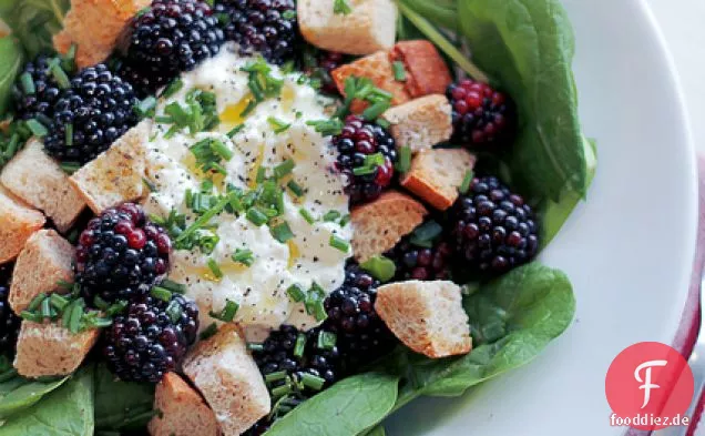 Brombeeren, Hüttenkäse und Croutons