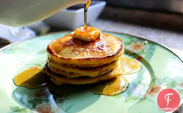 Maismehl Pfannkuchen (mit Brombeersirup)