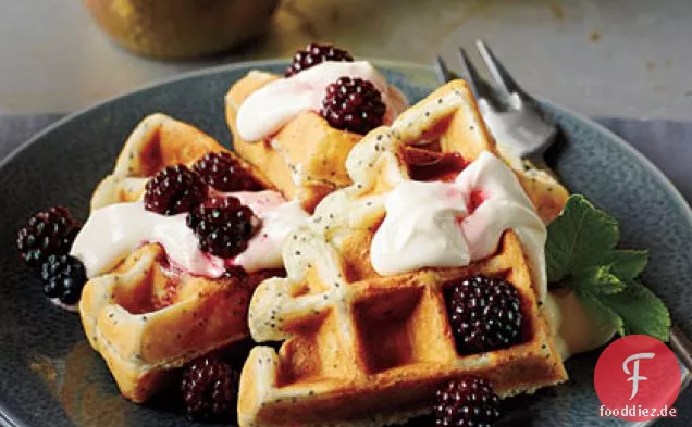 Zitronen-Mohn-belgische Waffeln mit Brombeer-Ahornsirup