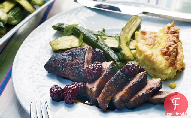 Gegrillte gewürzte Entenbrust mit Brombeeren