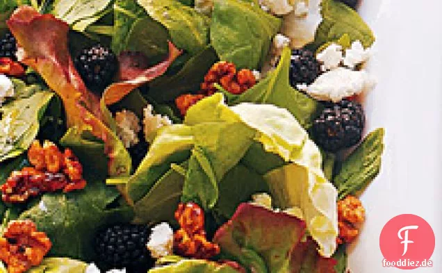 Gemischter Grünsalat mit gezuckerten Walnüssen, Brombeeren und Feta