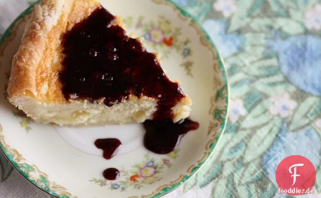 Buttermilchkuchen mit warmer Brombeersauce