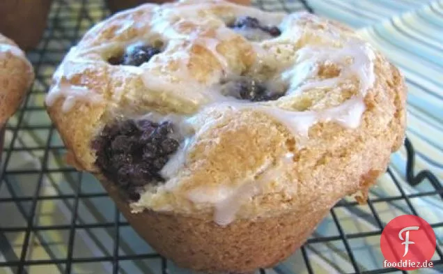 Brombeer-Frischkäse-Muffins mit süßem Beeren-Nieselregen