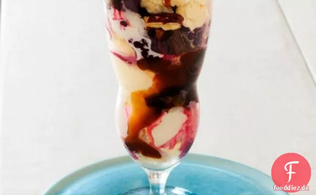 Crushed-Blackberry-Eisbecher Mit Karamellsauce