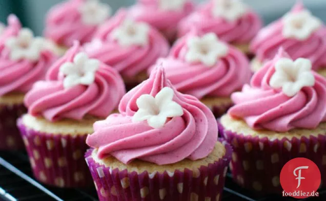 Vanille-Mandel-Cupcakes mit Brombeerbuttercreme