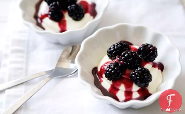 Weiße Schokolade Zitronenmousse mit Brombeer-Lavendel-Sirup