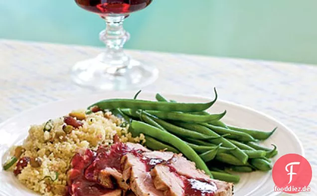 Gegrilltes Schweinefleisch mit Brombeer-Salbei-Sauce