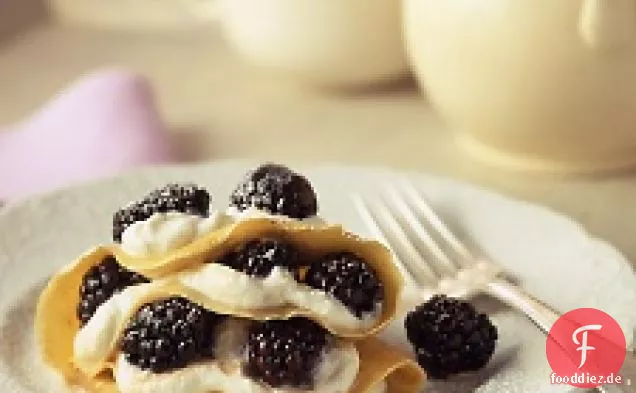 Maismehlcrepes mit frischem Buttermilchkäse und Brombeeren