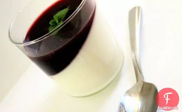 Vanille-Joghurt-Panna-Cotta Mit Blackberry Einpressmörtel