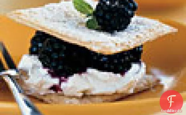 Frische Brombeer-Napoleons mit Frischkäse-Mousse