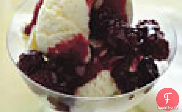 Gefrorene Meyer Zitronencreme mit Brombeersauce