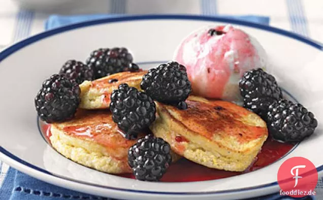 Warme hausgemachte Kuchen mit Brombeeren