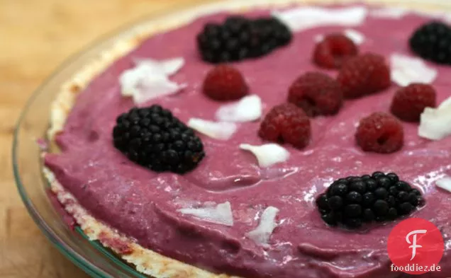 Cremige Blackberry & Raspberry Ice Box Pie mit einer Kokosnusskruste