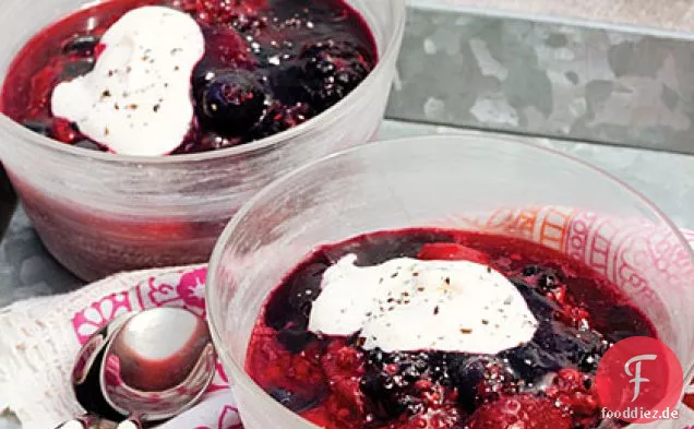 Zerkleinerte Beeren mit Hibiskusgelee