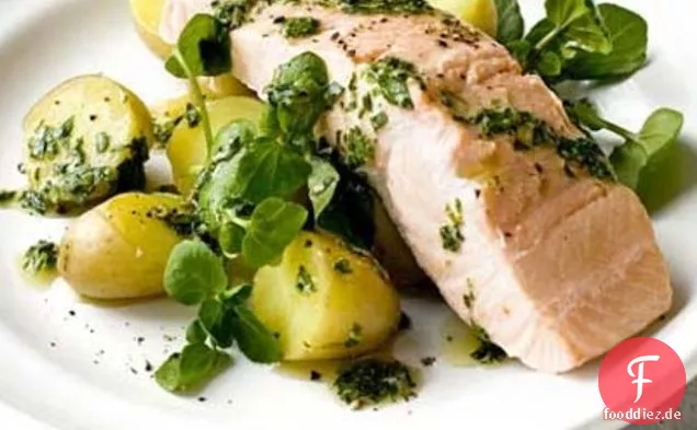 Pochierter Lachs mit grüner Kräuter-Senfsauce