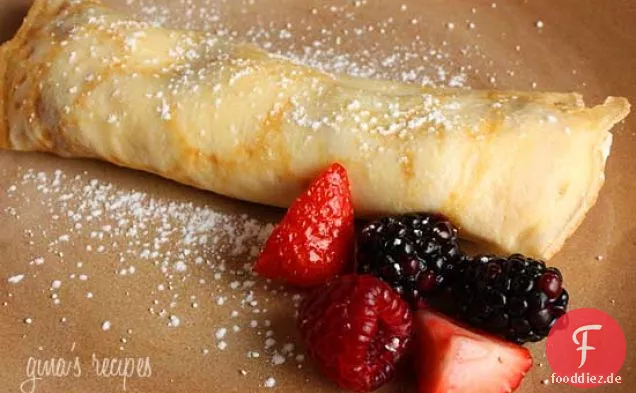 Tschechische Crêpes gefüllt mit Beeren und Sahne
