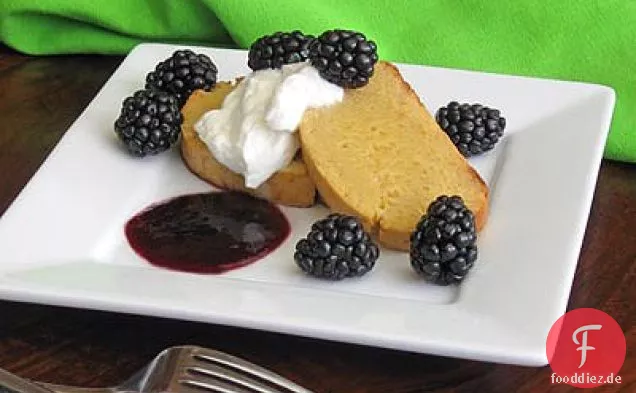 Zitronen-Buccellato mit Brombeeren, Sahne und Vin Santo
