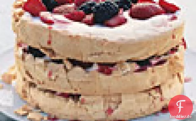 Dreischichtige Beeren und brauner Zucker Pavlova