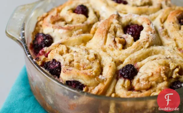Blackberry Walnut Oat Kamille rollt mit Kokosnuss-Zuckerguss