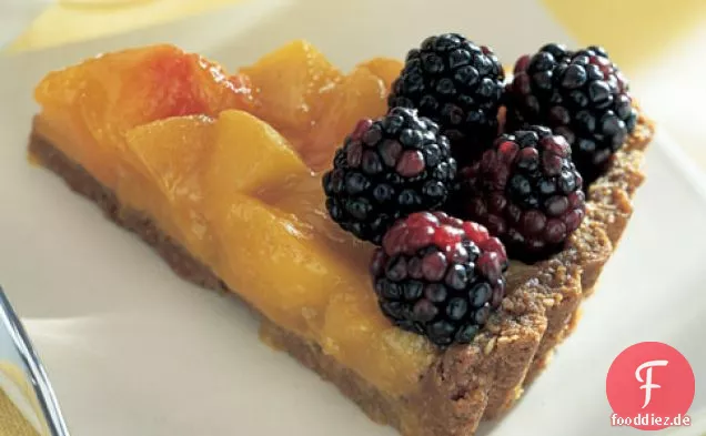Pfirsich-Brombeertorte mit Haferflocken-Kekskruste