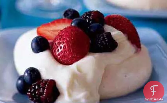 Frische Beere Pavlovas