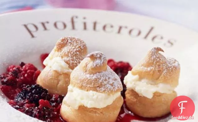 Profiteroles mit Beeren-Coulis