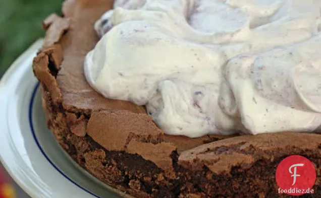 Versunkener Schokoladenkuchen mit Beerenfrüchten