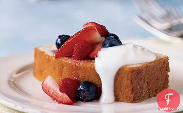 Zitronen-Pfund-Kuchen mit gemischten Beeren