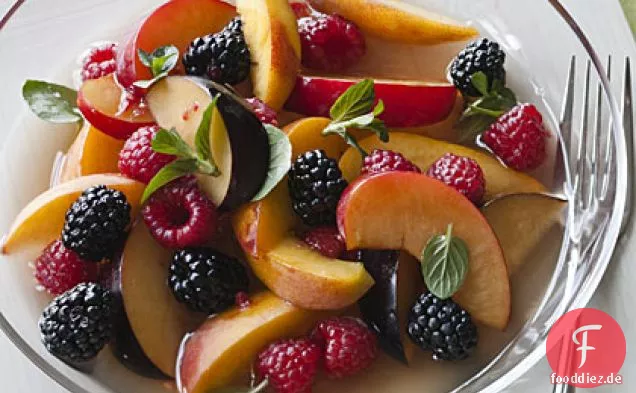 Lavendel-duftender Sommerobstsalat