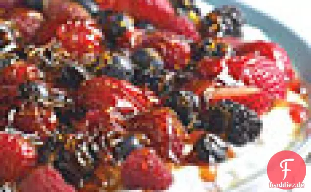 Ingwerjoghurt mit Beeren und knusprigem Karamell