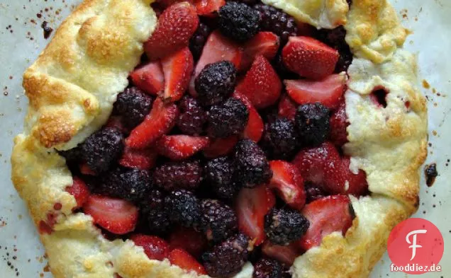 Gemischte Beeren-Crostata mit Zitronen-Honig-Ricotta-Creme