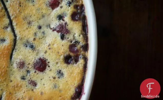Nostalgie für den Sommer: flaugnarde mit gerösteten Beeren