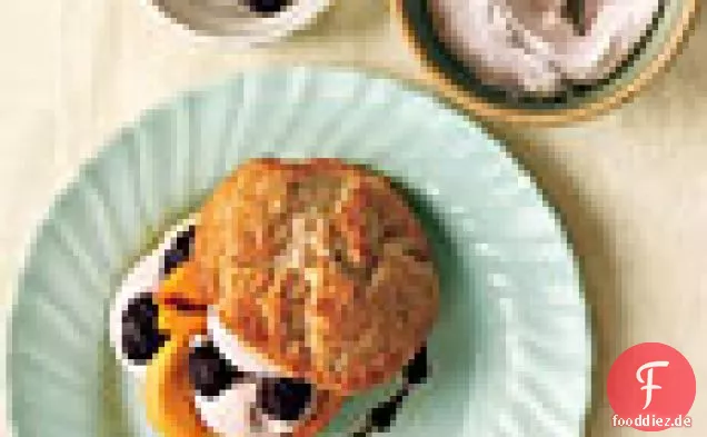 Pfirsich-Brombeer-Shortcakes mit Brombeercreme