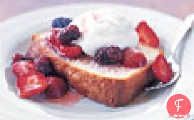 Zitronen-Pfund-Kuchen mit Beeren und Schlagsahne