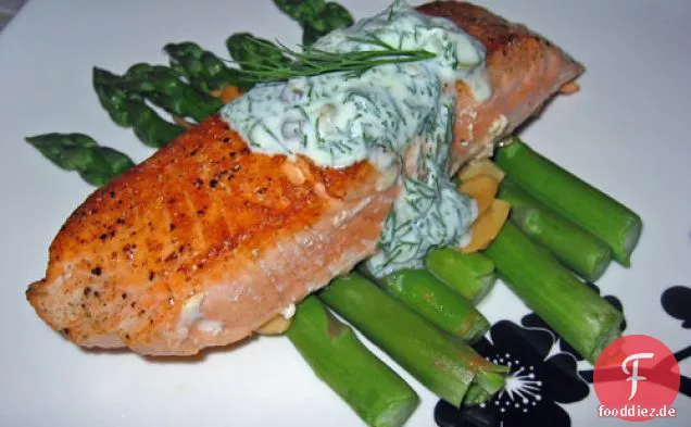 Pfanne gebratener Lachs mit Dill Sauerrahmsauce